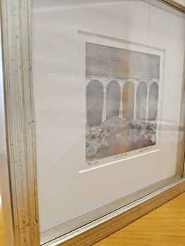 1.  Vitriinikehys Pia Feinikin grafiikan vedokseen